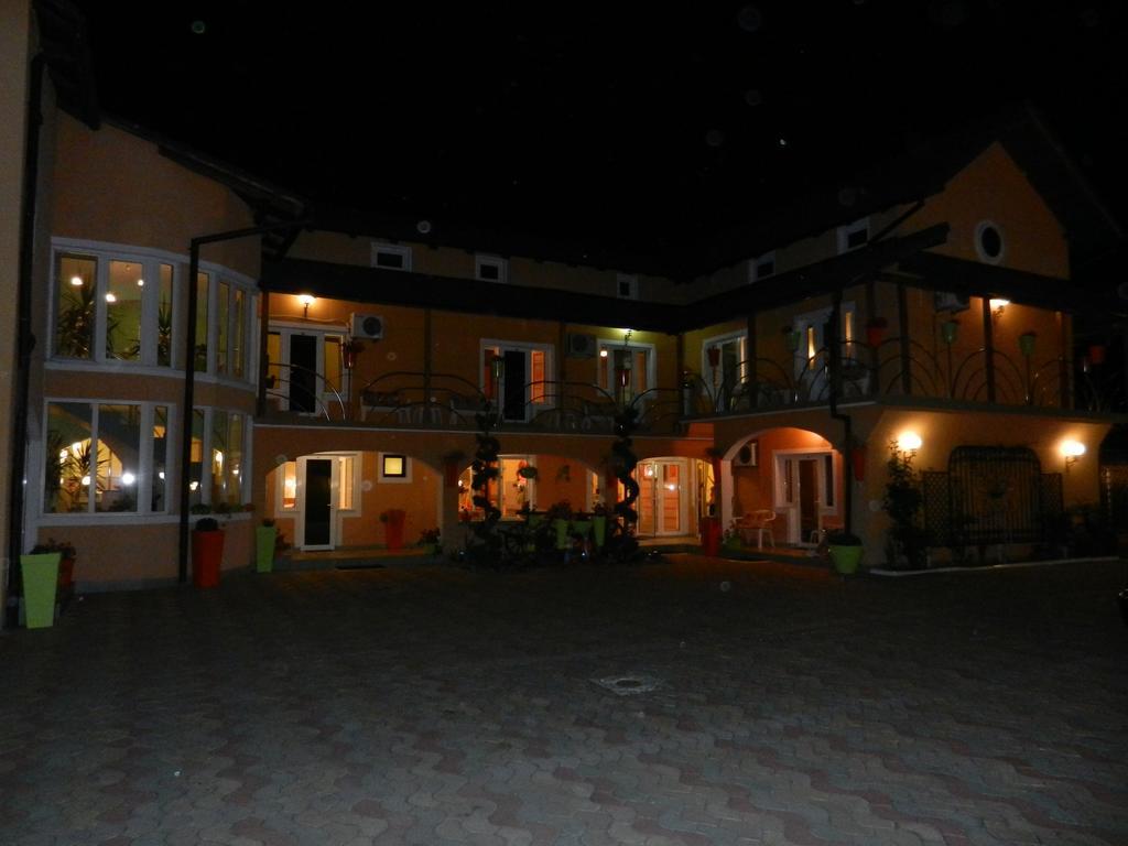 Pensiunea Sergiu & Geanina Arad Exterior photo